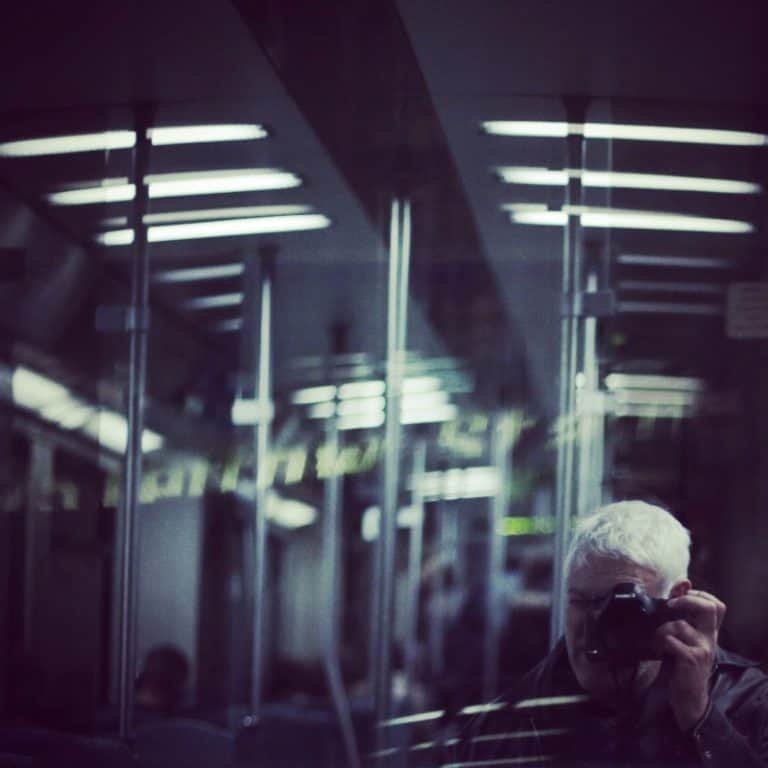 kontakt Daten Fotograf Raimund Verspohl Raimund fotografiert sich auf diesem Bild in einer Spiegelung in der Berliner U-Bahn.