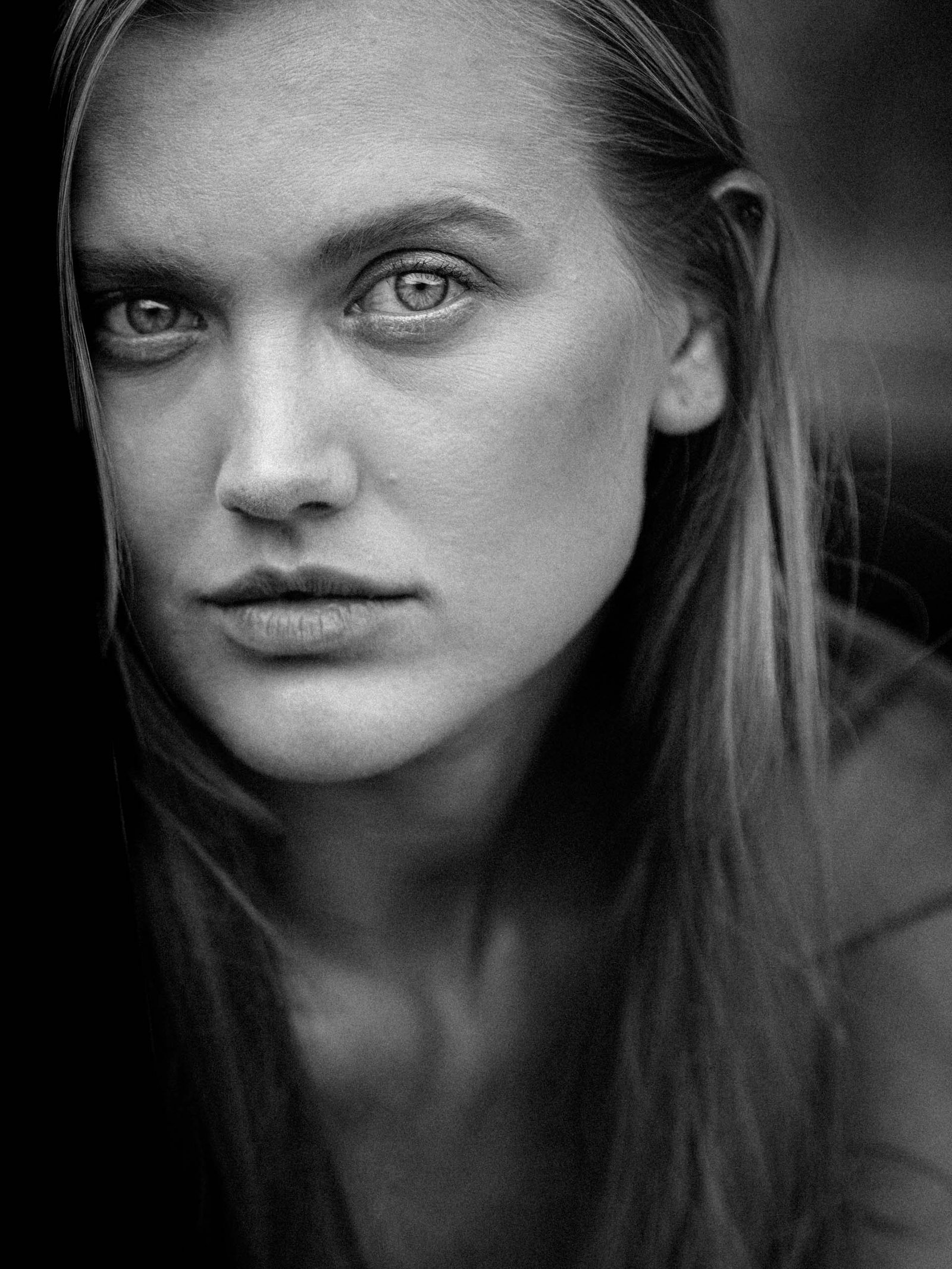 close-up black and white portrait of Dasha, the mermaid.