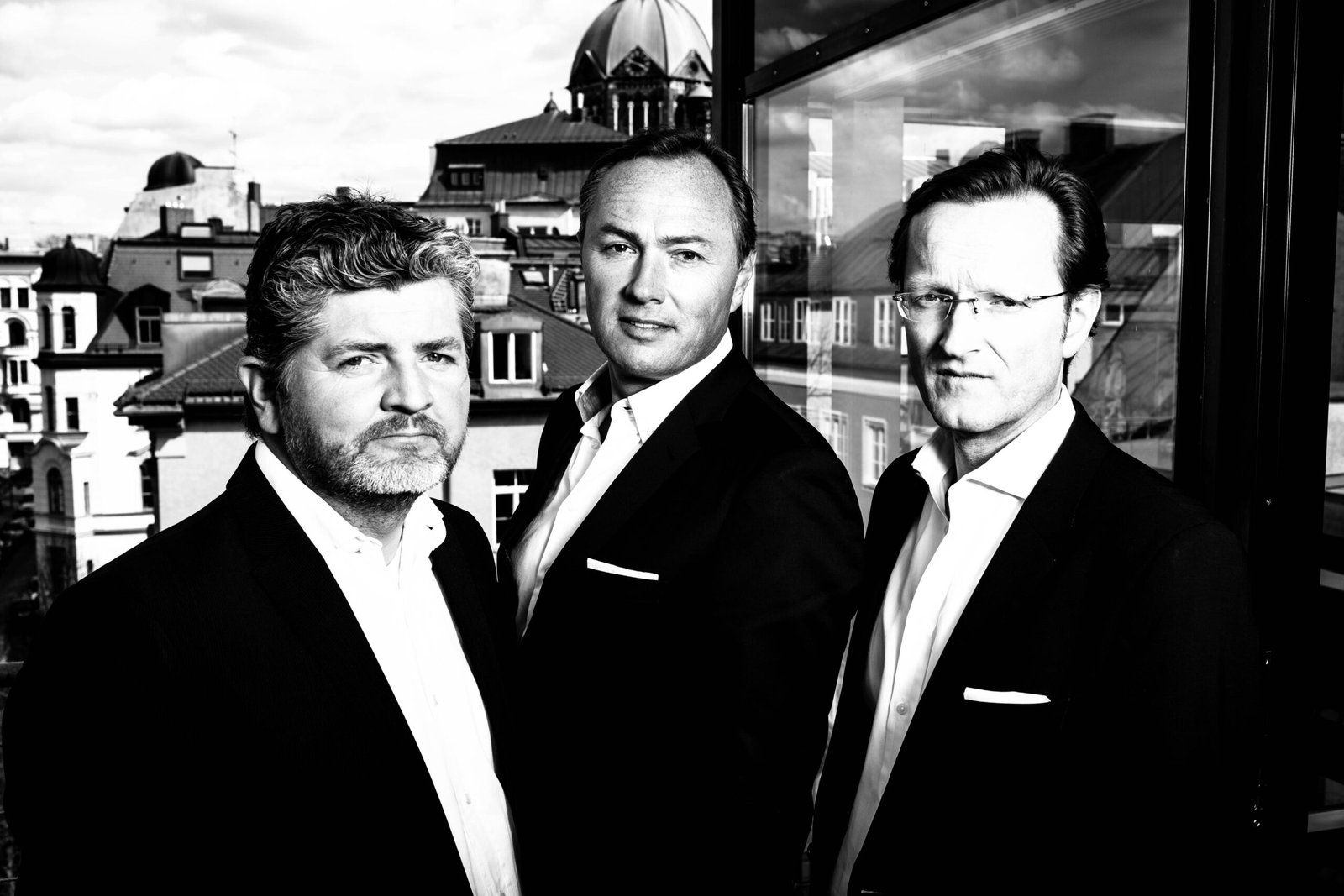 Geschäftsleitung. Drei Männer Im Anzug auf einer Hochterrasse. Schwarzweiss.