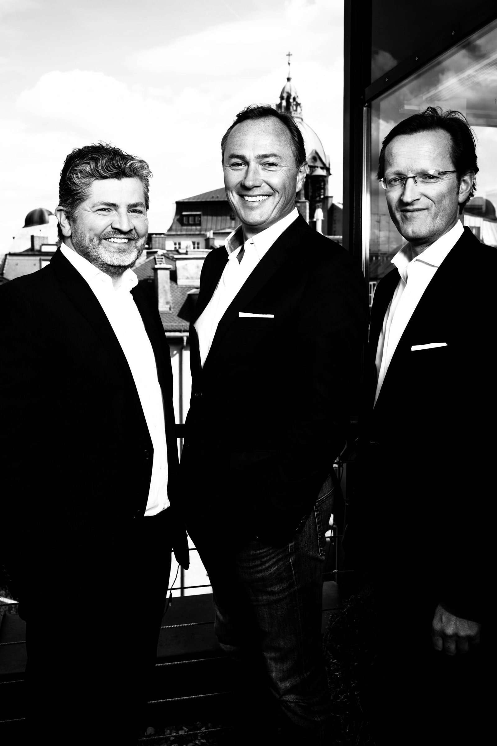 Geschäftsleitung. Drei Männer Im Anzug auf einer Hochterrasse. Schwarzweiss.