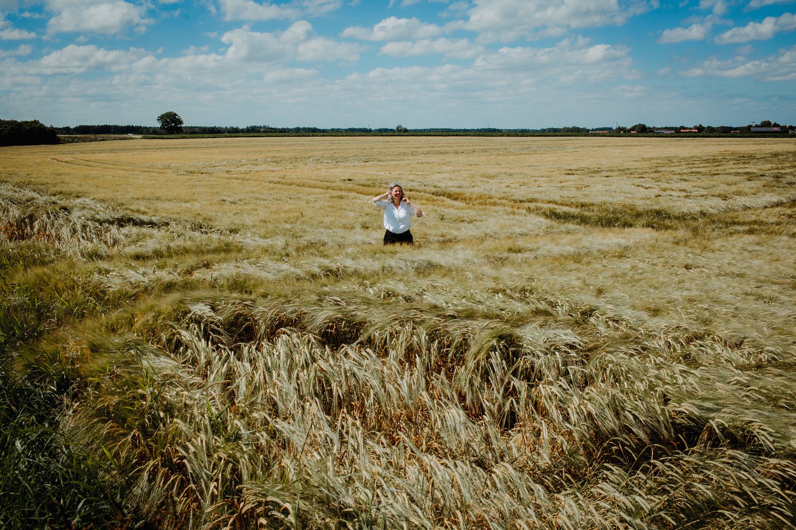 Coachin Julia Schiedermaier in einem Kornfeld